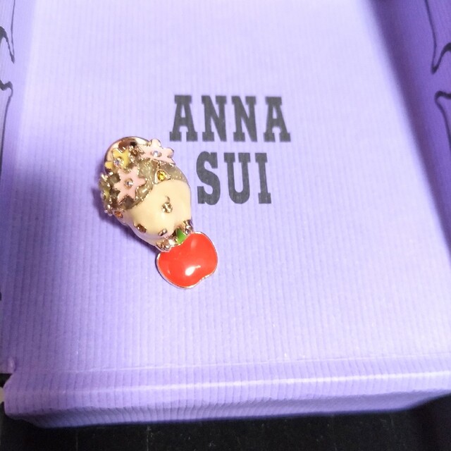 ANNA SUI(アナスイ)のANNA SUI アナスイ　ブローチ　ハリネズミモチーフ　りんご レディースのアクセサリー(ブローチ/コサージュ)の商品写真