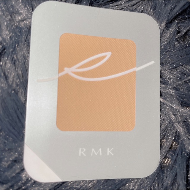 RMK(アールエムケー)のRMK UVパウダーファンデーション 103L サンプル0.25g×5個セット コスメ/美容のベースメイク/化粧品(ファンデーション)の商品写真