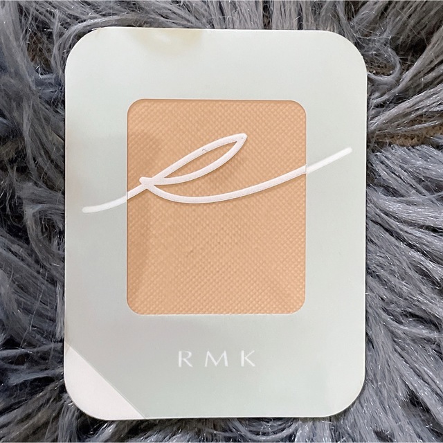 RMK(アールエムケー)のRMK UVパウダーファンデーション 103L サンプル0.25g×5個セット コスメ/美容のベースメイク/化粧品(ファンデーション)の商品写真