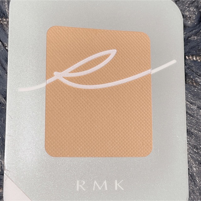 RMK(アールエムケー)のRMK UVパウダーファンデーション 103L サンプル0.25g×5個セット コスメ/美容のベースメイク/化粧品(ファンデーション)の商品写真