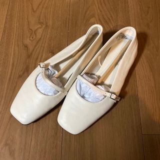 ザラ(ZARA)の【美品】ZARA フラットシューズ レザー ストラップ付き スクエアトゥ 白(バレエシューズ)