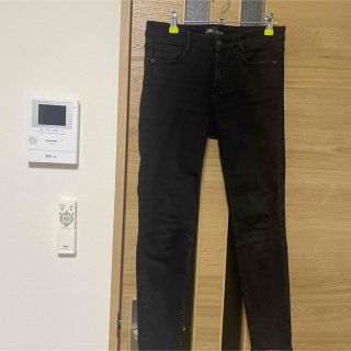 ザラ(ZARA)のZARA スキニーデニム　ブラック　38サイズ(スキニーパンツ)