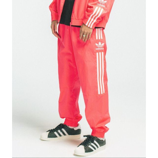 Originals（adidas）(オリジナルス)のadidas サーモンピンク ロックアップ ウーブン ナイロンパンツ ジャージ メンズのパンツ(その他)の商品写真