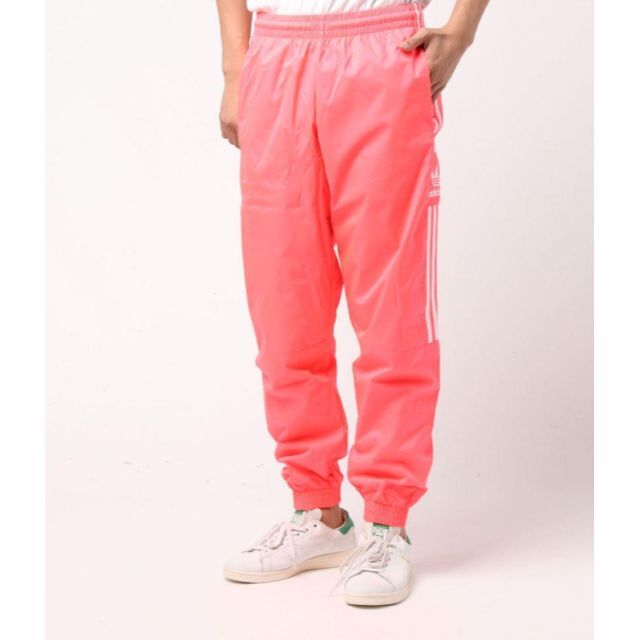 Originals（adidas）(オリジナルス)のadidas サーモンピンク ロックアップ ウーブン ナイロンパンツ ジャージ メンズのパンツ(その他)の商品写真