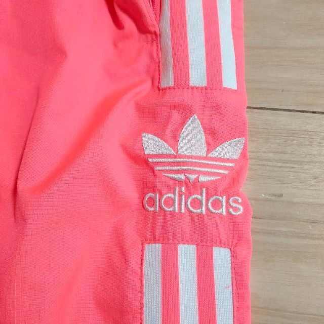 Originals（adidas）(オリジナルス)のadidas サーモンピンク ロックアップ ウーブン ナイロンパンツ ジャージ メンズのパンツ(その他)の商品写真