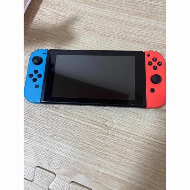 Nintendo Switch(ニンテンドースイッチ)の任天堂Switch本体　(中古品) エンタメ/ホビーのゲームソフト/ゲーム機本体(家庭用ゲーム機本体)の商品写真