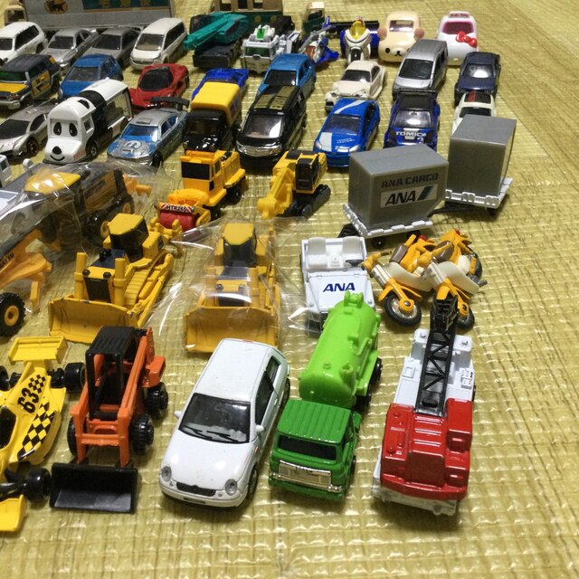 Takara Tomy(タカラトミー)のトミカ、ミニカー　大量約90台　まとめ売り エンタメ/ホビーのおもちゃ/ぬいぐるみ(ミニカー)の商品写真