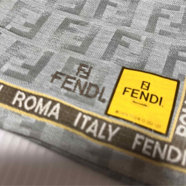 未使用FENDI フェンディ　総ロゴハンカチ