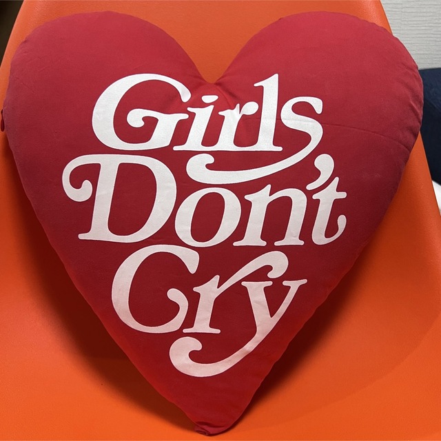 girls don't cry 　赤　クッション　新品