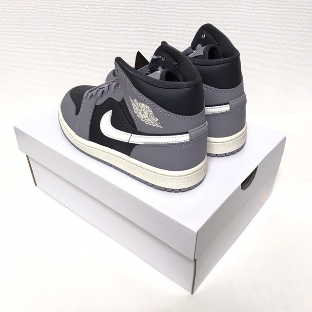 NIKE(ナイキ)の【22.5cm】NIKE WMNS AIR JORDAN 1 MID グレー 黒 レディースの靴/シューズ(スニーカー)の商品写真