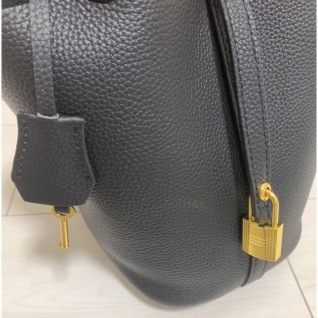 【限定値下げ】高級本革 バケツバッグ S  ブラック＊ゴールド　togo レディースのバッグ(ハンドバッグ)の商品写真