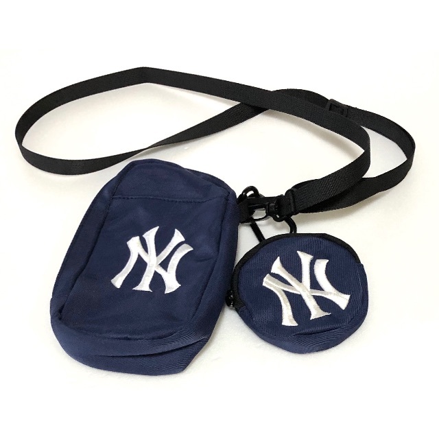 MLB(メジャーリーグベースボール)のフリークスストア × MLB 別注　ネックポーチ　ショルダーバッグ 2連　ネイビ メンズのバッグ(ショルダーバッグ)の商品写真
