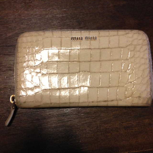 miumiu(ミュウミュウ)のmiumiuラウンドファスナー レディースのファッション小物(財布)の商品写真