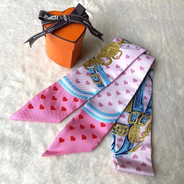 NEW新作 Hermes エルメス スカーフ ツイリー ピンクの通販 by Brand Shop 宝美堂(HOUBIDOU)  ラクマ店｜エルメスならラクマ