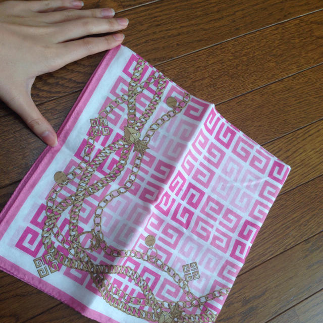 GIVENCHY(ジバンシィ)のGIVENCHY ピンク柄スカーフ レディースのファッション小物(バンダナ/スカーフ)の商品写真
