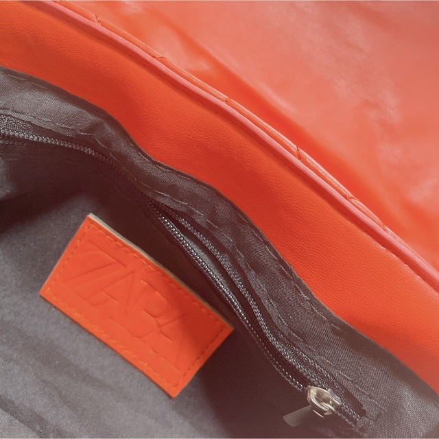 ZARA(ザラ)のZARA   チェーンバッグ　ミニバッグ　ミニショルダー　キルティング　オレンジ レディースのバッグ(ショルダーバッグ)の商品写真