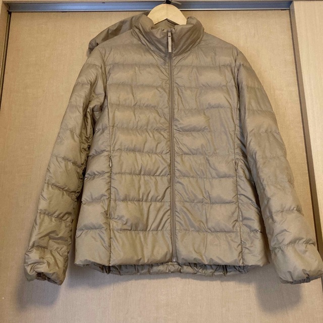 ユニクロ　ウルトラライトダウン　ベージュ　Mサイズ レディースのジャケット/アウター(ダウンジャケット)の商品写真