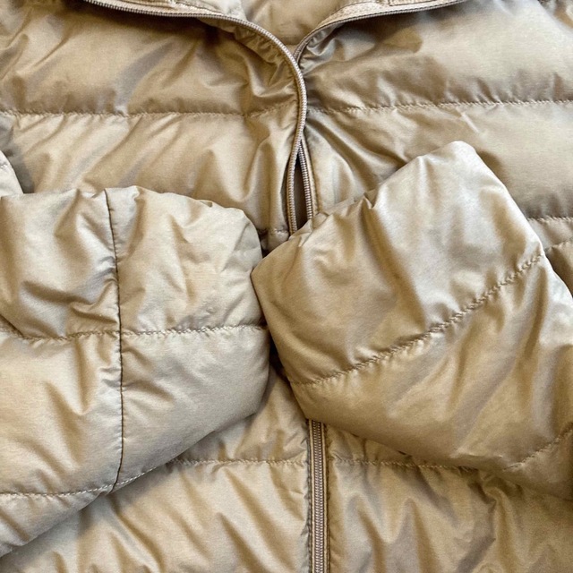 ユニクロ　ウルトラライトダウン　ベージュ　Mサイズ レディースのジャケット/アウター(ダウンジャケット)の商品写真
