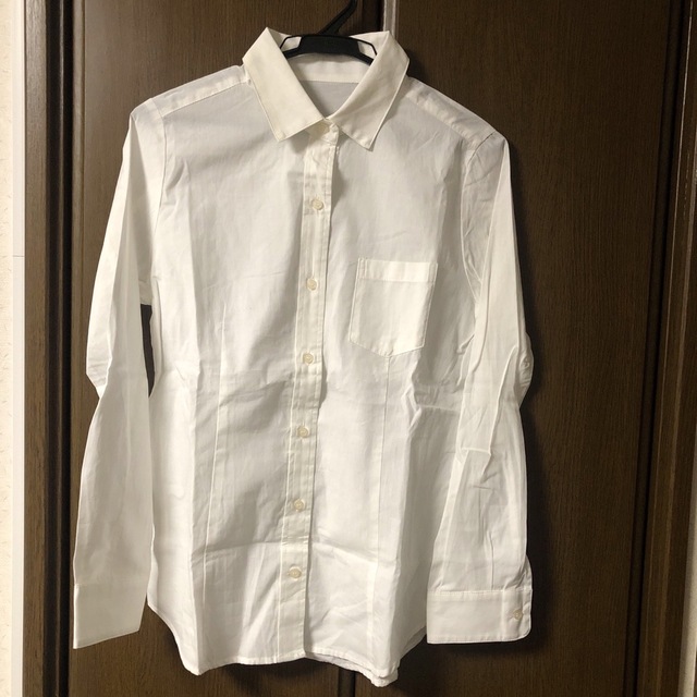 白　長袖シャツ レディースのトップス(シャツ/ブラウス(長袖/七分))の商品写真