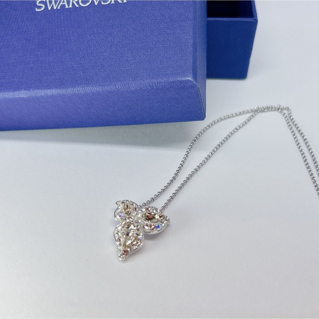 SWAROVSKI(スワロフスキー)の【美品】スワロフスキー　キラキラと光る綺麗なネックレス　長さ調節可能　葉 レディースのアクセサリー(ネックレス)の商品写真