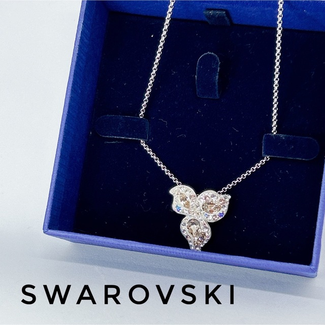 SWAROVSKI(スワロフスキー)の【美品】スワロフスキー　キラキラと光る綺麗なネックレス　長さ調節可能　葉 レディースのアクセサリー(ネックレス)の商品写真