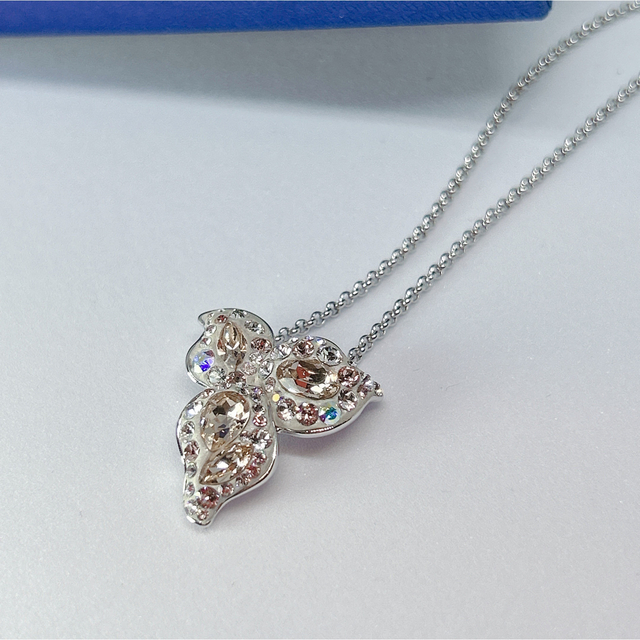 SWAROVSKI(スワロフスキー)の【美品】スワロフスキー　キラキラと光る綺麗なネックレス　長さ調節可能　葉 レディースのアクセサリー(ネックレス)の商品写真