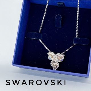 スワロフスキー(SWAROVSKI)の【美品】スワロフスキー　キラキラと光る綺麗なネックレス　長さ調節可能　葉(ネックレス)