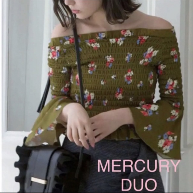 MERCURYDUO(マーキュリーデュオ)の新品 定価7700円 マーキュリーデュオ 花柄 シャーリング ブラウス トップス レディースのトップス(シャツ/ブラウス(長袖/七分))の商品写真