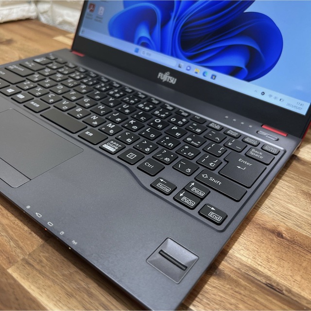 富士通(フジツウ)の赤 LIFEBOOK U937/P☘Core i5第7世代☘爆速SSD256GB スマホ/家電/カメラのPC/タブレット(ノートPC)の商品写真