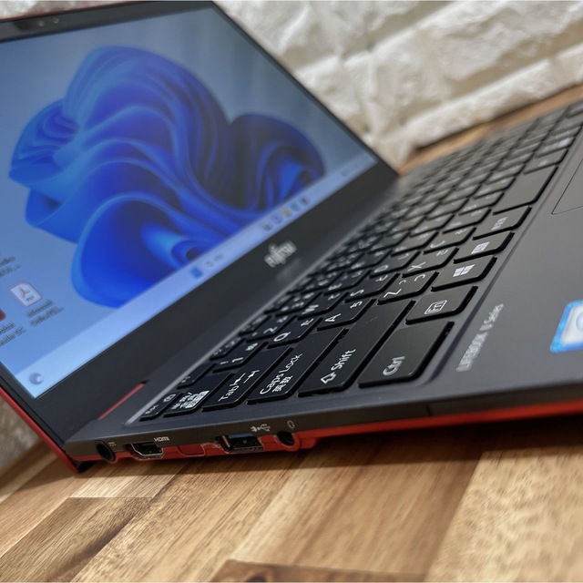 富士通(フジツウ)の赤 LIFEBOOK U937/P☘Core i5第7世代☘爆速SSD256GB スマホ/家電/カメラのPC/タブレット(ノートPC)の商品写真