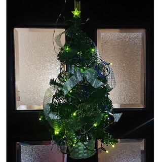 ハンドメイド クリスマスツリー 壁飾り ライト付き(インテリア雑貨)
