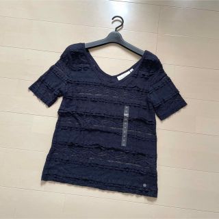 エイチアンドエム(H&M)の新品　ティアードレース　Vネックトップス　レースカットソー(カットソー(半袖/袖なし))