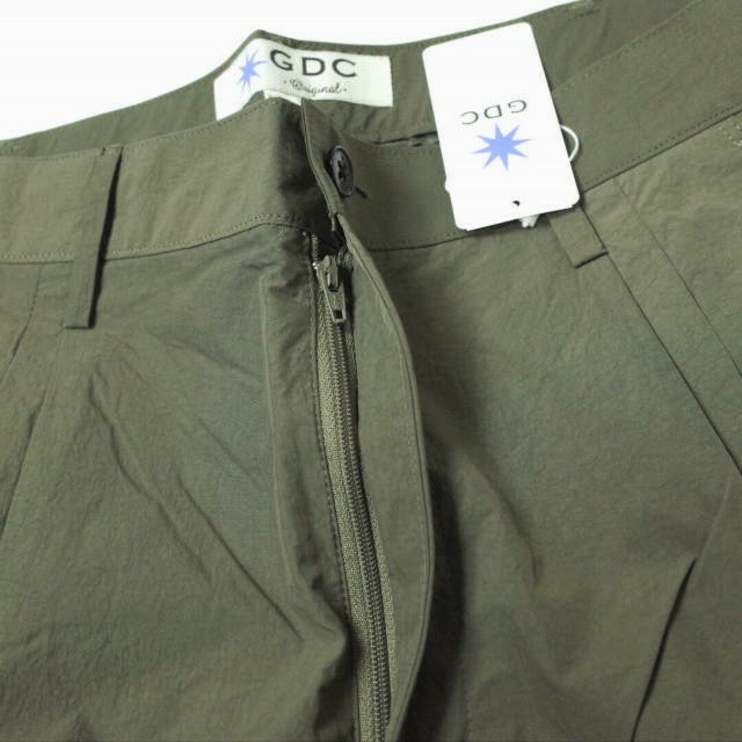 GDC(ジーディーシー)のGDC ジーディーシー 日本製 NYLON WIDE SLACKS ナイロンワイドスラックス M37016 M KHAKI 2タック パンツ ボトムス【新古品】【中古】【GDC】 メンズのパンツ(スラックス)の商品写真