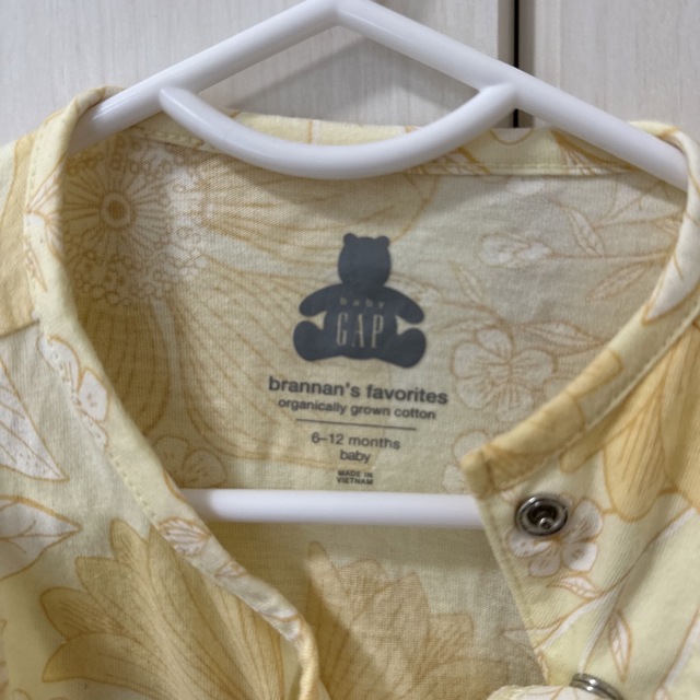 babyGAP(ベビーギャップ)のベビーギャップ　babyGAP ロンパース　花柄　黄色　ボタン　70センチ キッズ/ベビー/マタニティのベビー服(~85cm)(ロンパース)の商品写真
