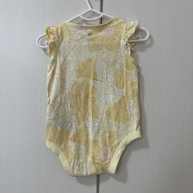 babyGAP(ベビーギャップ)のベビーギャップ　babyGAP ロンパース　花柄　黄色　ボタン　70センチ キッズ/ベビー/マタニティのベビー服(~85cm)(ロンパース)の商品写真