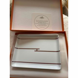 新品未使用箱付きエルメス　HERMES スクエアプレート　赤　リズム16×12㎝