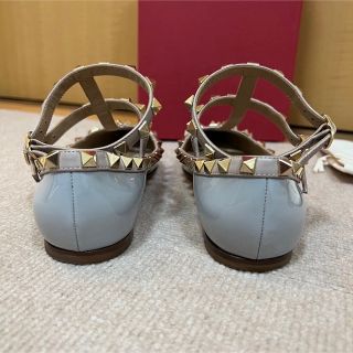 VALENTINO - ロックスタッズ エナメル ストラップ パンプス バレリーナ