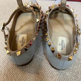 VALENTINO - ロックスタッズ エナメル ストラップ パンプス バレリーナ