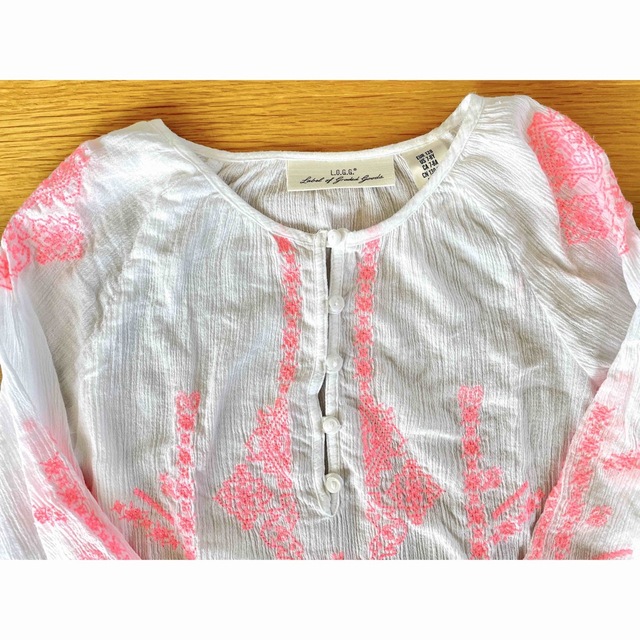 H&M(エイチアンドエム)のH&M 長袖カットソー　130 刺繍　ブラウス　ホワイト　ピンク キッズ/ベビー/マタニティのキッズ服女の子用(90cm~)(Tシャツ/カットソー)の商品写真