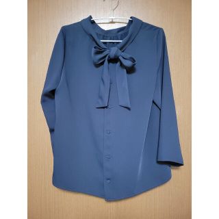 ラトータリテ(La TOTALITE)の美品　ラトータリテ　七分袖ボウタイ2wayブラウス　ネイビー　サイズ38(シャツ/ブラウス(長袖/七分))