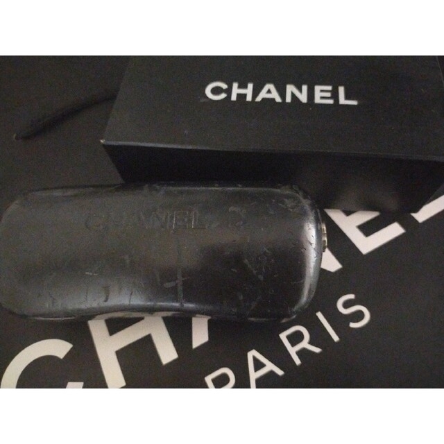 CHANEL(シャネル)のレア CHANEL シャネルのカメリアサングラス 黒xﾊﾟｰﾌﾟグラデーション レディースのファッション小物(サングラス/メガネ)の商品写真