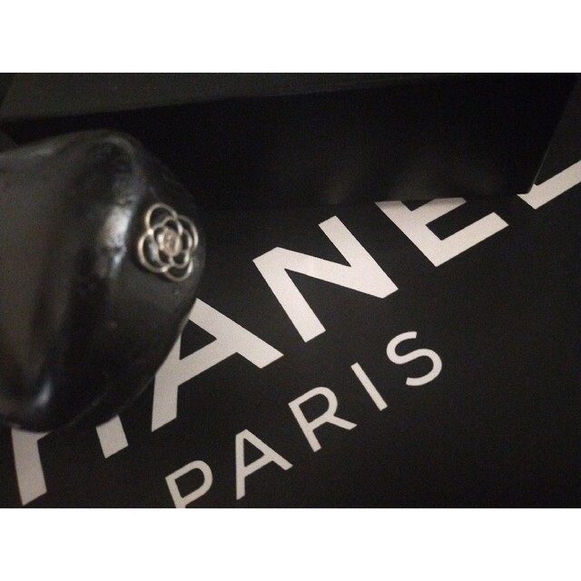 CHANEL(シャネル)のレア CHANEL シャネルのカメリアサングラス 黒xﾊﾟｰﾌﾟグラデーション レディースのファッション小物(サングラス/メガネ)の商品写真