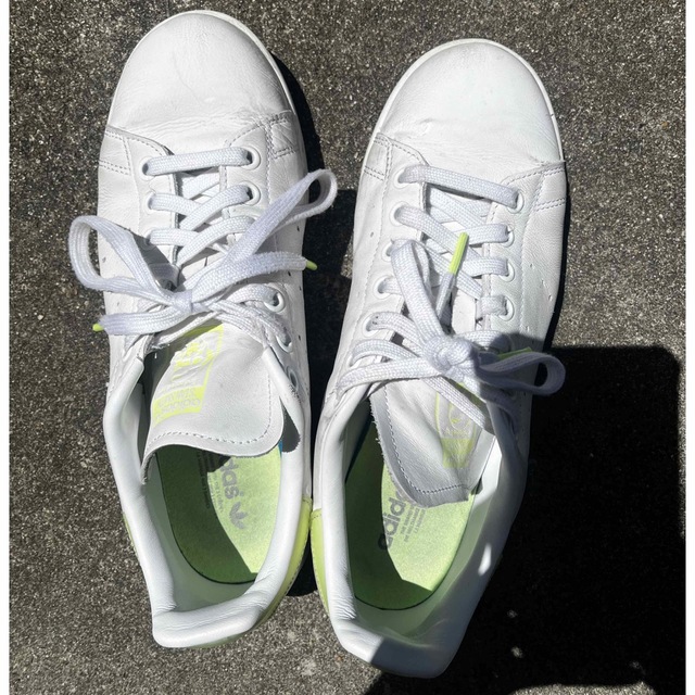 adidas 白スニーカー 24.5cm レディース レディースの靴/シューズ(スニーカー)の商品写真