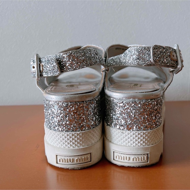 miumiu(ミュウミュウ)のmiu miu ミュウミュウサンダル シルバー グリッター　厚底プラットフォーム レディースの靴/シューズ(サンダル)の商品写真