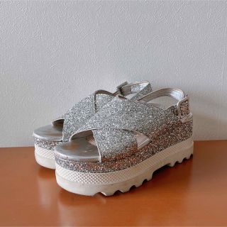 ミュウミュウ(miumiu)のmiu miu ミュウミュウサンダル シルバー グリッター　厚底プラットフォーム(サンダル)