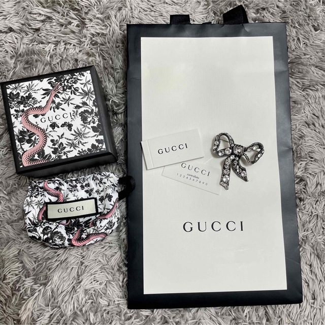 Gucci(グッチ)の【新品未使用】GUCCI リボン型ブローチ レディースのアクセサリー(ブローチ/コサージュ)の商品写真