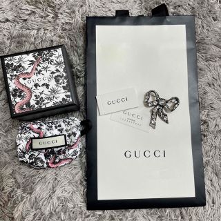 グッチ(Gucci)の【新品未使用】GUCCI リボン型ブローチ(ブローチ/コサージュ)