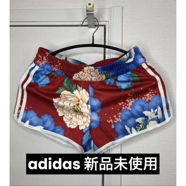 adidas(アディダス)の【未使用】アディダスオリジナルス ファーム コラボ 花柄 ボタニカル レディースのパンツ(ショートパンツ)の商品写真