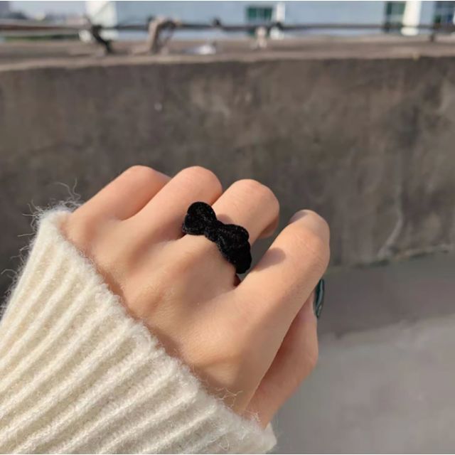 フロッキー素材 リボン リング ブラック 指輪 アクセサリー ファンシー レディースのアクセサリー(リング(指輪))の商品写真