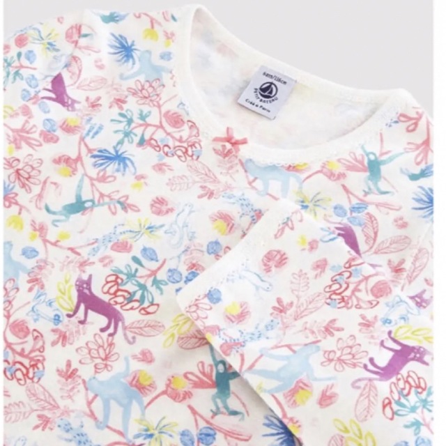 PETIT BATEAU(プチバトー)の新品PETIT BATEAU プチバトー8ansプリント長袖パジャマ キッズ/ベビー/マタニティのキッズ服女の子用(90cm~)(パジャマ)の商品写真